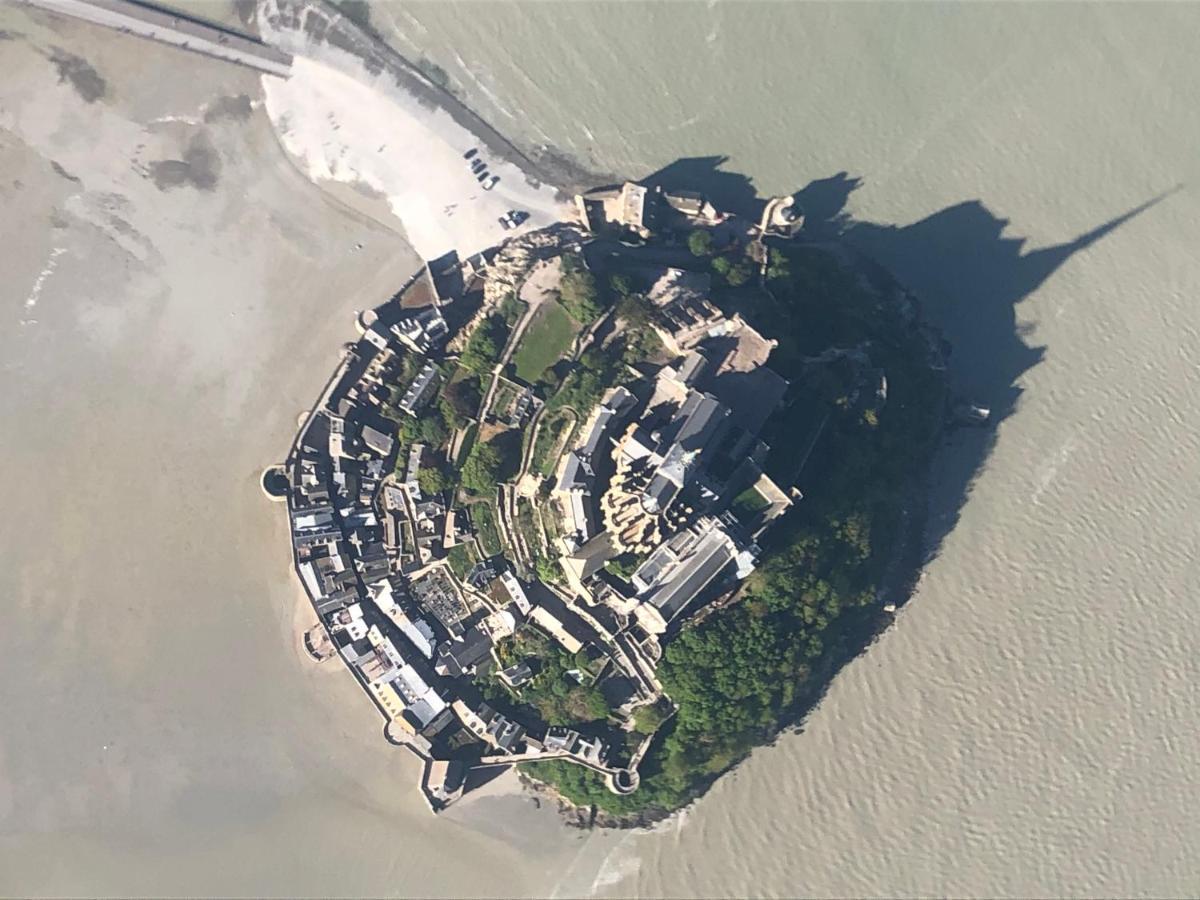Hebergements Situes A 6 Kms Du Mont Saint Michel Tanis Exteriör bild