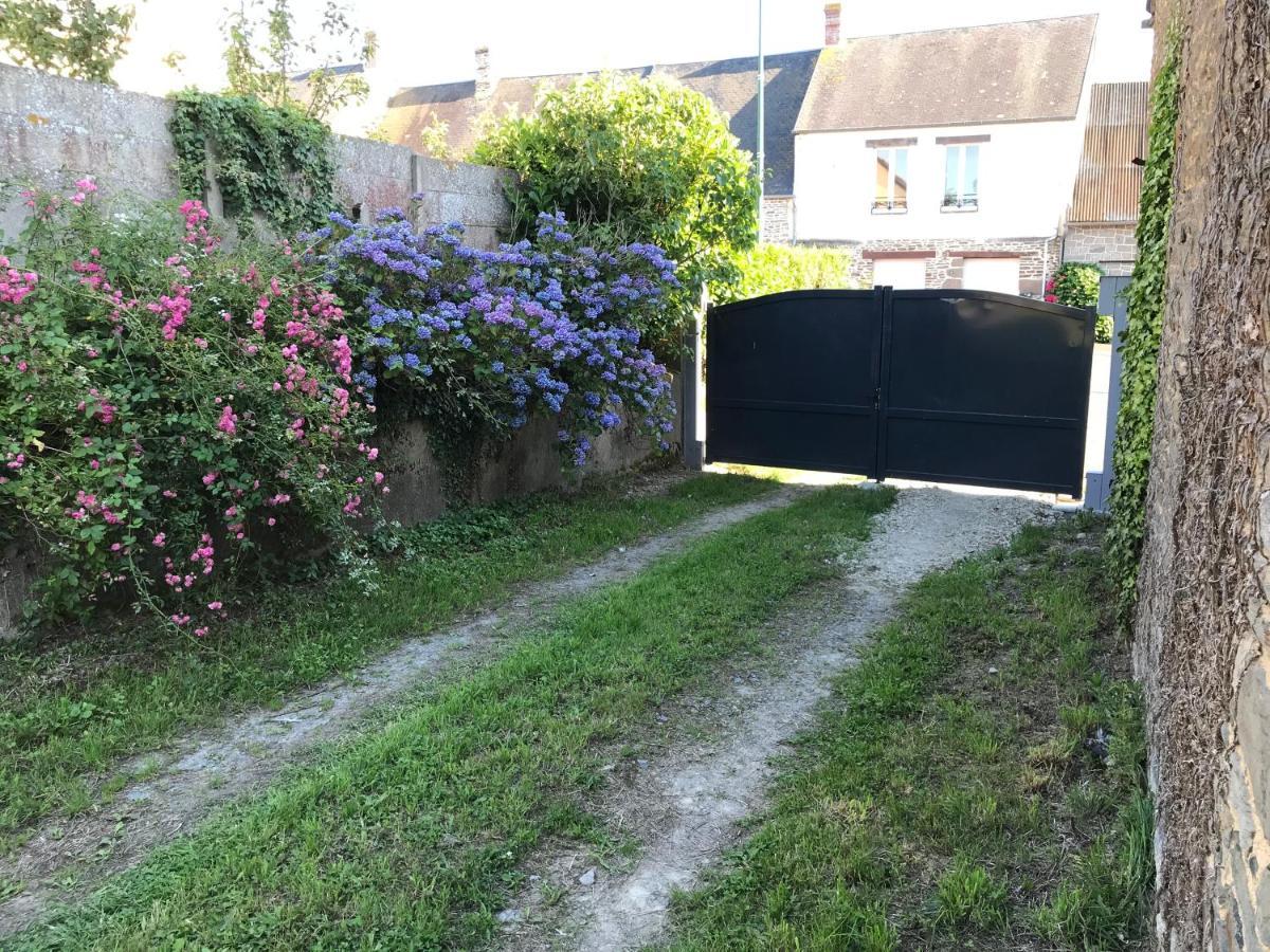 Hebergements Situes A 6 Kms Du Mont Saint Michel Tanis Exteriör bild